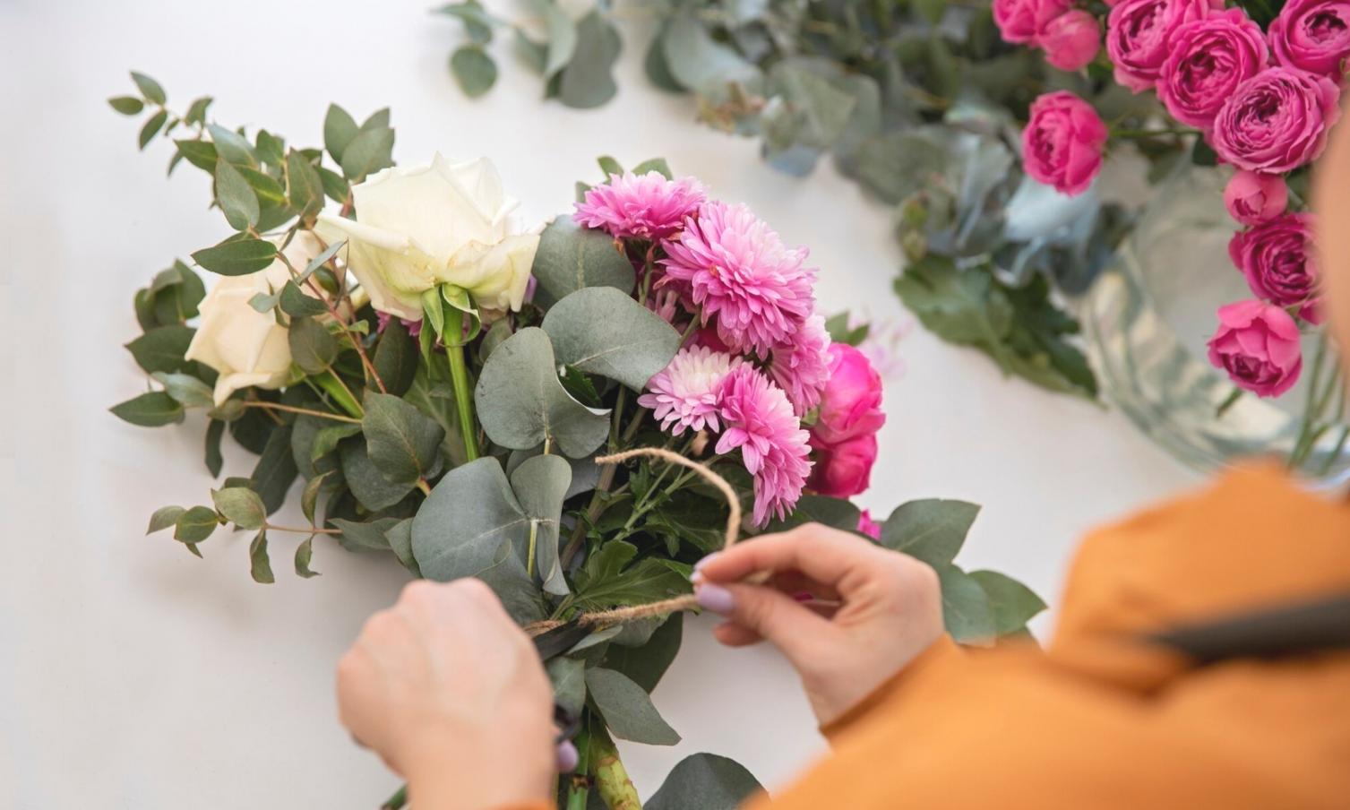 Detailed consultation process showing personalized flower arrangement planning